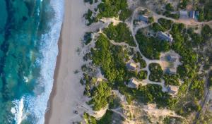 una vista aérea de la playa y el océano en Singila Ocean Lodge, en Inhambane
