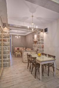 uma sala de jantar com mesa e cadeiras em Piazza Apartments 2 em Petrovac na Moru