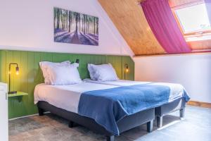 sypialnia z łóżkiem i zieloną ścianą w obiekcie Hotel Herberg de Lindehoeve w mieście Grubbenvorst