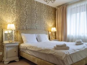 - une chambre avec un lit et 2 serviettes dans l'établissement Constellation Loft Colina Marei with fireplace, xBox & baby crib, à Sinaia