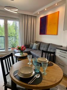 salon ze stołem i kanapą w obiekcie Apartament Dekerta garaż, duży taras, smart tv w mieście Gorzów Wielkopolski