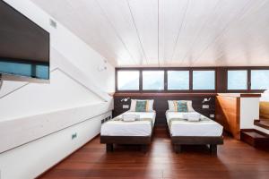 Säng eller sängar i ett rum på Luxury Como Lake Apartment