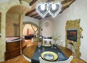 a living room with a table with two hearts on the wall at Il Giardino dei Flintstones B&B in Cerveteri