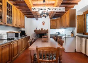 Marignolle Flowers Suite tesisinde mutfak veya mini mutfak