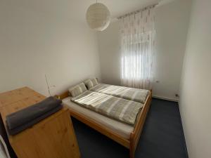メゼーケヴェシュトにあるHello Apartmanの小さなベッドルーム(ベッド1台、窓付)