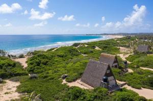 伊尼揚巴內的住宿－Singila Ocean Lodge，海滩上房屋的空中景致