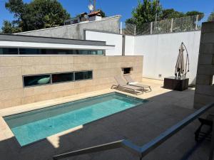 una piscina en el patio trasero de una casa en Moradia Lux RR com piscina, en Penafiel