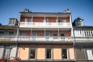 Il propose un appartement doté d'un balcon. dans l'établissement Appartement entier Le 1er Balnéothérapie Romantique, à Bagnères-de-Bigorre