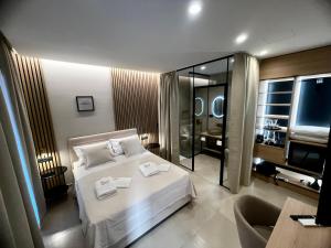 ein Hotelzimmer mit einem Bett und einem TV in der Unterkunft Tonio Rooms in Zadar