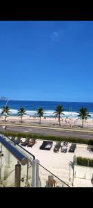 - Vistas a una playa con sillas y al océano en Apartamento em Frente ao Mar, en Río de Janeiro