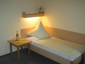 a small room with two beds and a table at DEULA Witzenhausen GmbH in Witzenhausen