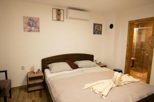 1 dormitorio con 2 camas y toallas. en KONAK, en Pleternica