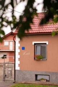 ein Haus mit einem Fenster mit einem Blumenkasten in der Unterkunft KONAK in Pleternica