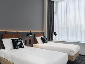 Ένα ή περισσότερα κρεβάτια σε δωμάτιο στο Moxy Belgrade