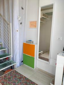 een kleedkamer met een spiegel en een trap bij MonoPat in Marina di Pisa