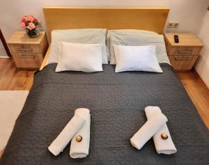 uma cama com duas toalhas brancas com duas almofadas em Apartments in Siofok/Balaton 36443 em Siófok