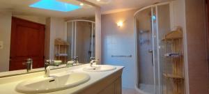 La salle de bains est pourvue de 2 lavabos et d'une douche. dans l'établissement T4 Joseph Vernet, à Avignon