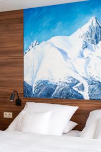 ein Schlafzimmer mit einem Bild von schneebedeckten Bergen in der Unterkunft Pension Tatrasport Zampa in Starý Smokovec