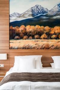 een slaapkamer met een bed met een schilderij aan de muur bij Pension Tatrasport Zampa in Stary Smokovec