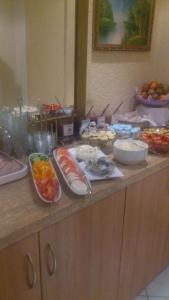 ein Buffet mit verschiedenen Speisen auf der Theke in der Unterkunft Apartment Hotel Adler Leipzig in Leipzig
