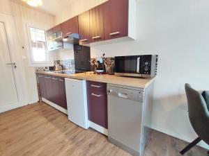 Kuchyňa alebo kuchynka v ubytovaní L'Escampette, Duplex T3, centre Luchon, wifi, casier à skis, 4 personnes