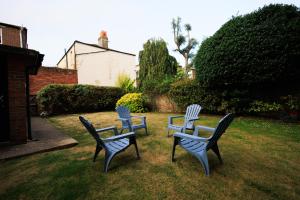 three chairs and a table in a yard at Solent Court in Portsmouth