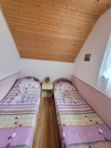 a small room with two beds in a tiny house at Szemesi apartman in Balatonszemes