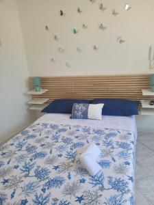 une chambre avec un grand lit avec des draps bleus et blancs dans l'établissement Casa di Eva, à Naples