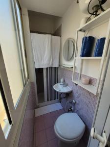 une petite salle de bain avec toilettes et lavabo dans l'établissement Casa di Eva, à Naples 8 autres photos