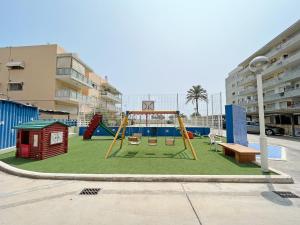 カネット・デ・ベレンゲルにあるGlobal Properties, Las dachas 1 - Apartamento en primera línea de playaの遊び場(滑り台、ブランコ)