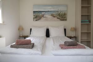 1 dormitorio con 2 camas y un cuadro en la pared en De Blokhut, en Egmond aan den Hoef