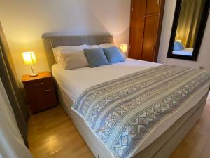 sypialnia z dużym łóżkiem z 2 poduszkami w obiekcie Apartmani Perić w mieście Stari Grad