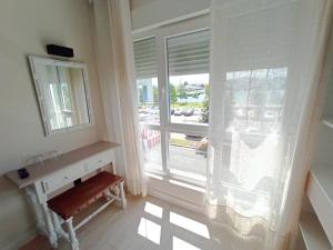 een kamer met een raam met een bank ernaast bij Bahia Rooms Cantabria 3000 in Santander