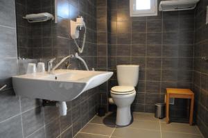 y baño con lavabo y aseo. en Hotel Bleu Azur, en Argelès-sur-Mer