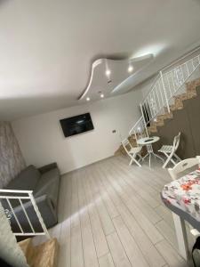 Mugnano di Napoli的住宿－DALY home intero appartamento，客厅配有沙发和墙上的电视