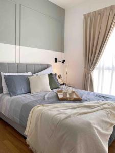 Un dormitorio con una cama y una bandeja. en To Come Again Abode, IOI Resort City, Putrajaya en Serdang