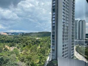 Blick auf ein hohes Gebäude in einer Stadt in der Unterkunft To Come Again Abode, IOI Resort City, Putrajaya in Serdang