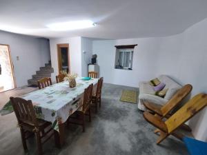 een woonkamer met een tafel en stoelen en een bank bij Casa Amparo 