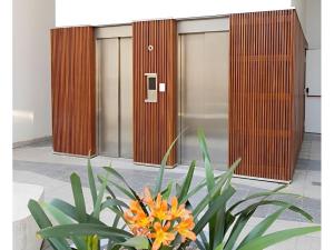 uma planta em frente a uma fila de elevadores em Estudio en Puerto Norte con PILETA incluida y COCHERA opcional em Rosário