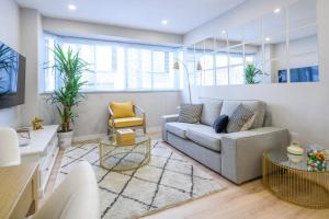 a living room with a couch and a table at Apartamento Suite Gran Vía in Murcia