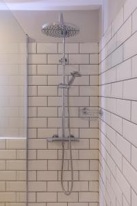 a shower with a shower head in a bathroom at Apartamento Suite Gran Vía in Murcia