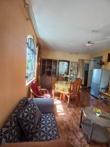 un soggiorno con tavolo e sala da pranzo di Coeur de paradis villa a Pereybere