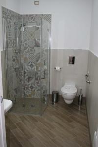 a bathroom with a shower and a toilet at PrimeQuerce in Paestum
