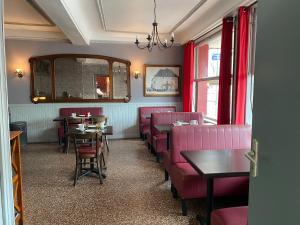 Gallery image of Hôtel-restaurant Les Trois Maures in Verdun-sur-le-Doubs