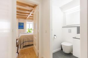 カスカイスにあるCascais Petit Bijou by CadenzaLuxの白いバスルーム(ベッド1台、トイレ付) +24枚の写真