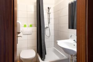 e bagno con servizi igienici, lavandino e doccia. di Bed & Breakfast Eckwirt a Sankt Kanzian
