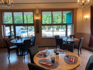 Restaurace v ubytování Hôtel-restaurant Les Trois Maures + 9 fotografií