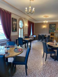 Gallery image of Hôtel-restaurant Les Trois Maures in Verdun-sur-le-Doubs +9 photos