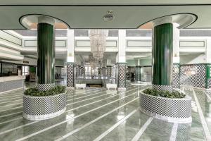 una hall con colonne verdi in un edificio di Club Paraiso 1306 a Playa Paraiso