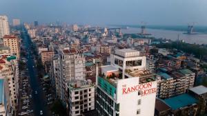 Uma vista geral de Rangum ou a vista da cidade a partir do hotel